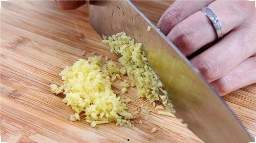 蒜切末视频,轻松掌握家常菜必备技巧
